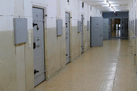 Funcionario de prisiones: requisitos, oposiciones y sueldo
